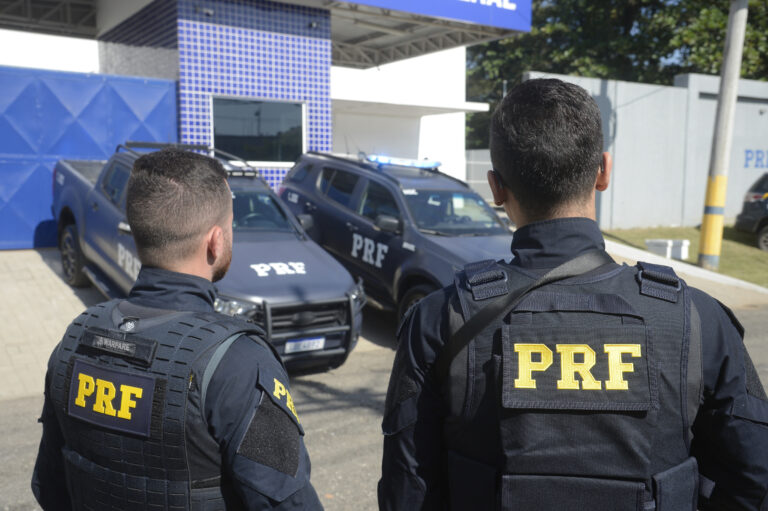 Policiais rodoviários federais em atuação
